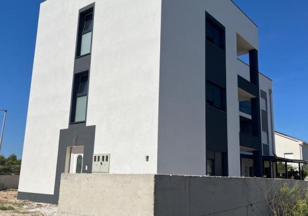 Chorvátsko - Novostavba apartmánu v centre ostrova Vir s výhľadom na more