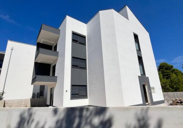 Chorvátsko - Novostavba apartmánu v centre ostrova Vir s výhľadom na more