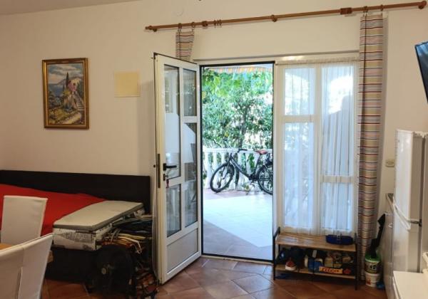 Chorvátsko- Apartmán so záhradou len 450m od mora