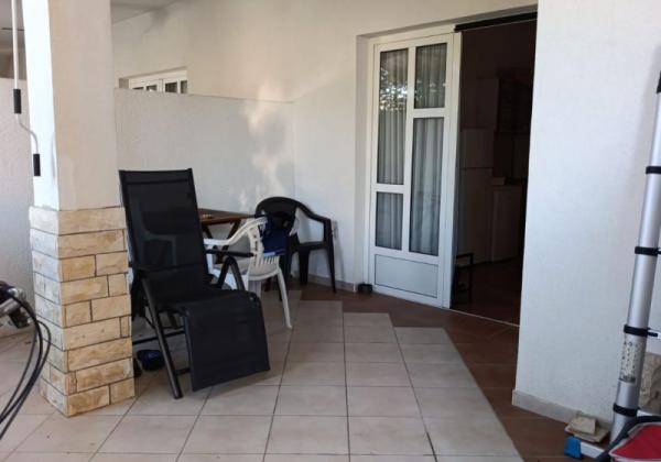 Chorvátsko- Apartmán so záhradou len 450m od mora