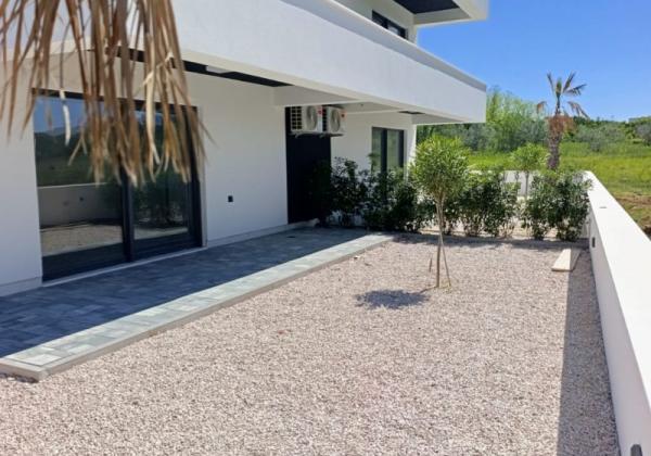 Chorvátsko - Novostavba apartmánu so záhradou a výhľadom na more
