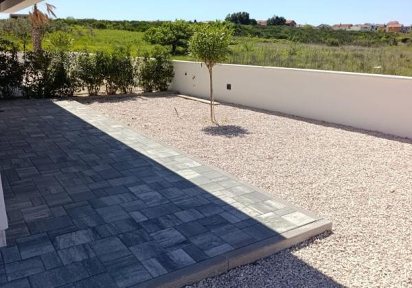 Chorvátsko - Novostavba apartmánu so záhradou a výhľadom na more