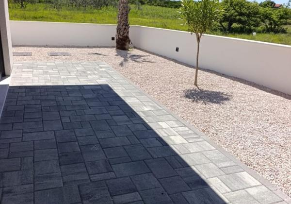 Chorvátsko - Novostavba apartmánu so záhradou a výhľadom na more