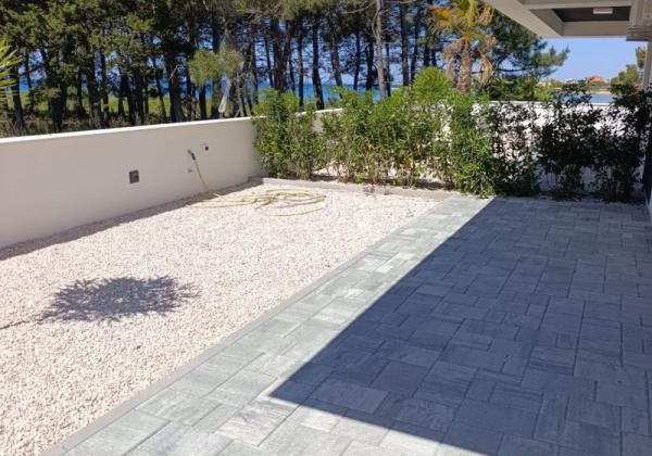 Chorvátsko - Novostavba apartmánu so záhradou a výhľadom na more