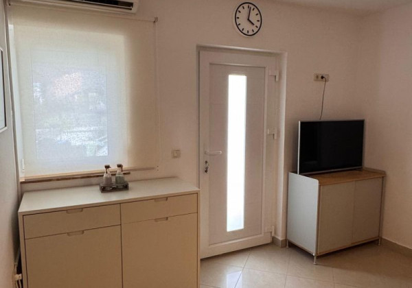 Chorvátsko, ostrov Vir - Na predaj útulný apartmán so záhradou!