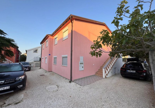 Chorvátsko, ostrov Vir - Na predaj útulný apartmán so záhradou!
