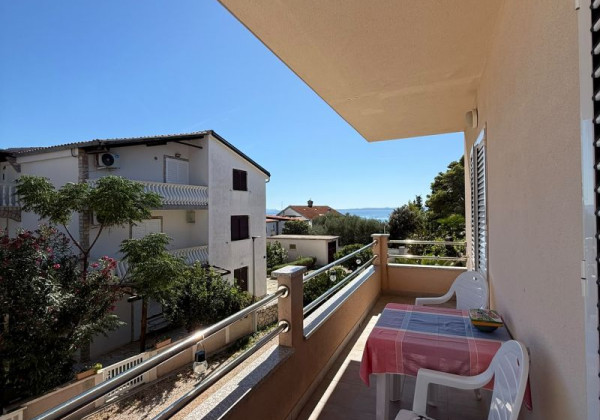 Chorvátsko, ostrov Vir - Na predaj zariadený apartmán s výhľadom na more!