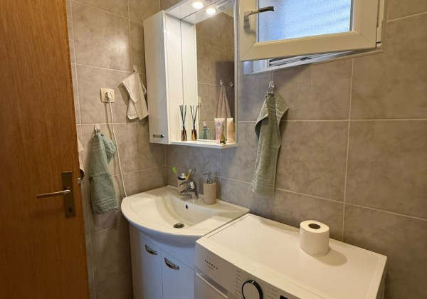 Chorvátsko, ostrov Vir - Na predaj zariadený apartmán s výhľadom na more!