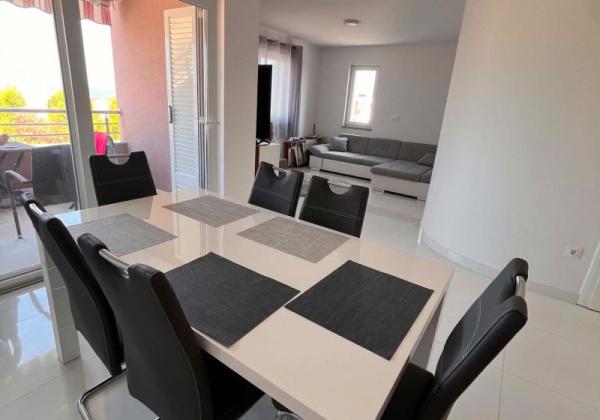 Chorvátsko, ostrov Vir - Na predaj 3 izbový apartmán s výhľadom na more!