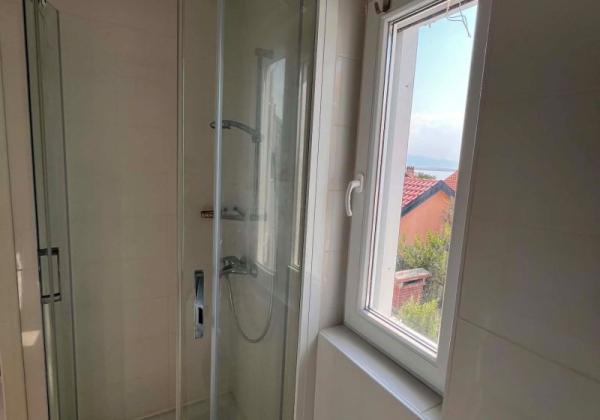 Chorvátsko, ostrov Vir - Na predaj 3 izbový apartmán s výhľadom na more!