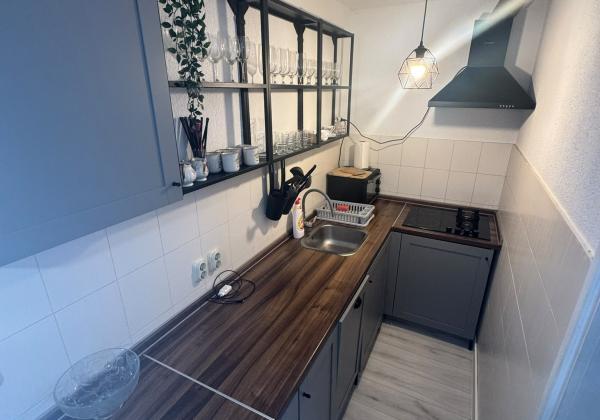 CHORVÁTSKO, VIR – Čarovný 3-izbový apartmán s podlahovým kúrením, krbom a predzáhradkou len 350 m od mora
