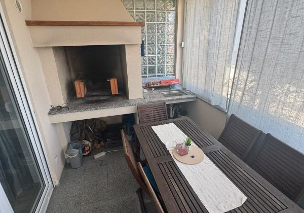 CHORVÁTSKO, VIR – Čarovný 3-izbový apartmán s podlahovým kúrením, krbom a predzáhradkou len 350 m od mora