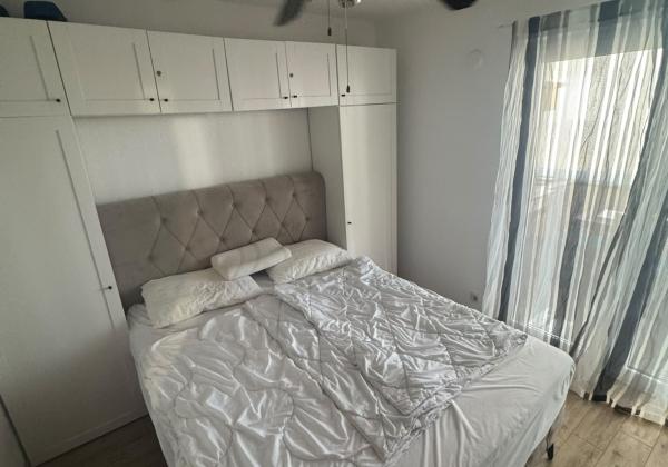 CHORVÁTSKO, VIR – Čarovný 3-izbový apartmán s podlahovým kúrením, krbom a predzáhradkou len 350 m od mora