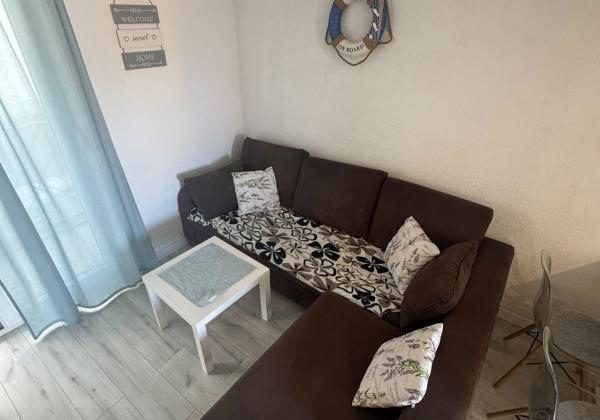 CHORVÁTSKO, VIR – Čarovný 3-izbový apartmán s podlahovým kúrením, krbom a predzáhradkou len 350 m od mora
