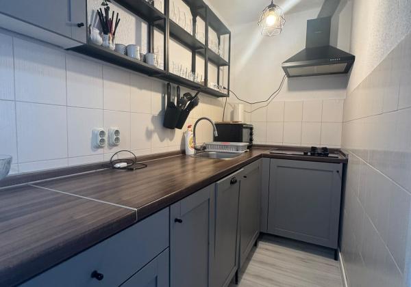 CHORVÁTSKO, VIR – Čarovný 3-izbový apartmán s podlahovým kúrením, krbom a predzáhradkou len 350 m od mora
