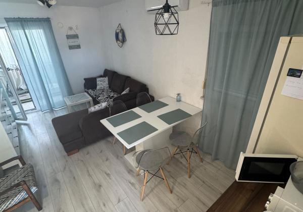 CHORVÁTSKO, VIR – Čarovný 3-izbový apartmán s podlahovým kúrením, krbom a predzáhradkou len 350 m od mora