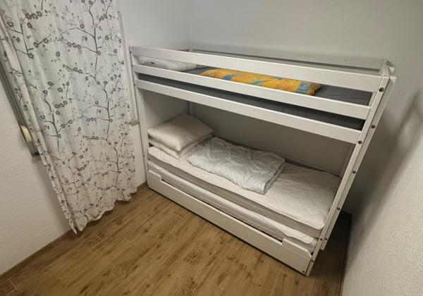 CHORVÁTSKO, VIR – Čarovný 3-izbový apartmán s podlahovým kúrením, krbom a predzáhradkou len 350 m od mora