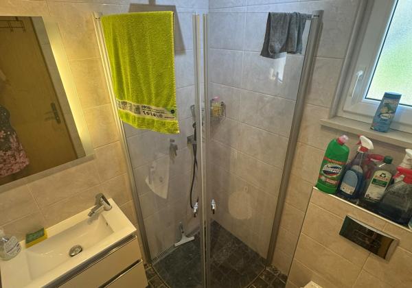 CHORVÁTSKO, VIR – Čarovný 3-izbový apartmán s podlahovým kúrením, krbom a predzáhradkou len 350 m od mora