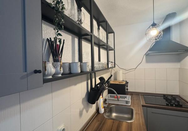 CHORVÁTSKO, VIR – Čarovný 3-izbový apartmán s podlahovým kúrením, krbom a predzáhradkou len 350 m od mora