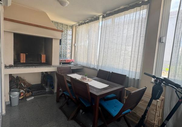 CHORVÁTSKO, VIR – Čarovný 3-izbový apartmán s podlahovým kúrením, krbom a predzáhradkou len 350 m od mora