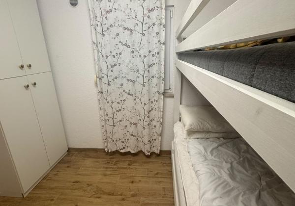 CHORVÁTSKO, VIR – Čarovný 3-izbový apartmán s podlahovým kúrením, krbom a predzáhradkou len 350 m od mora