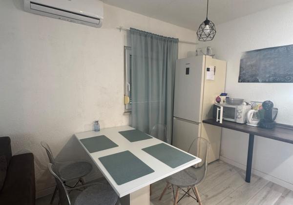 CHORVÁTSKO, VIR – Čarovný 3-izbový apartmán s podlahovým kúrením, krbom a predzáhradkou len 350 m od mora