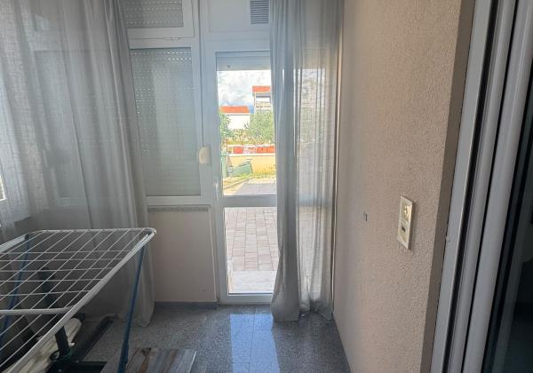 CHORVÁTSKO, VIR – Čarovný 3-izbový apartmán s podlahovým kúrením, krbom a predzáhradkou len 350 m od mora