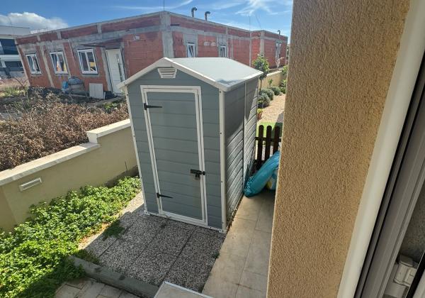 CHORVÁTSKO, VIR – Čarovný 3-izbový apartmán s podlahovým kúrením, krbom a predzáhradkou len 350 m od mora