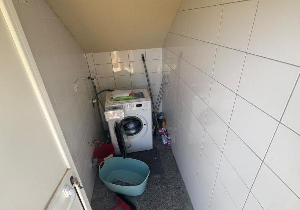 CHORVÁTSKO, VIR – Čarovný 3-izbový apartmán s podlahovým kúrením, krbom a predzáhradkou len 350 m od mora