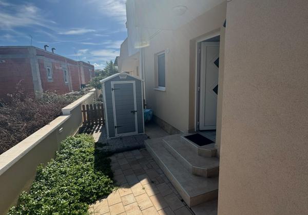 CHORVÁTSKO, VIR – Čarovný 3-izbový apartmán s podlahovým kúrením, krbom a predzáhradkou len 350 m od mora