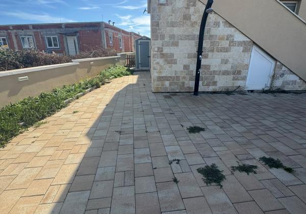 CHORVÁTSKO, VIR – Čarovný 3-izbový apartmán s podlahovým kúrením, krbom a predzáhradkou len 350 m od mora