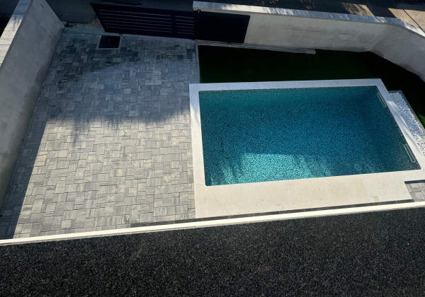 Chorvátsko - Novostavba zariadeného domu s výhľadom na more a bazénom v Privlake