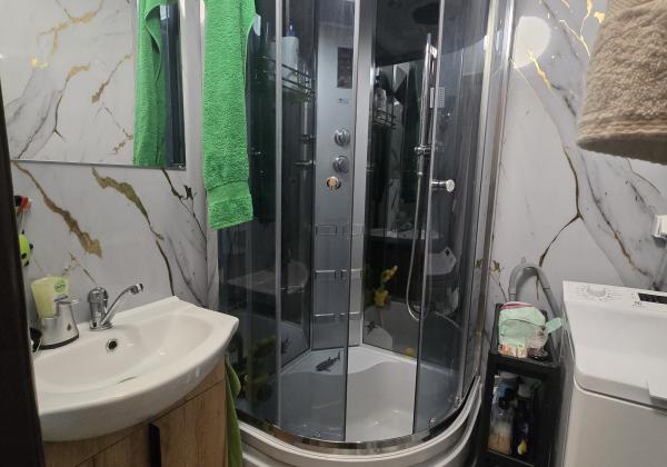 PREDAJ: 2-izbový byt s balkónom – Valaská, Hronská ulica