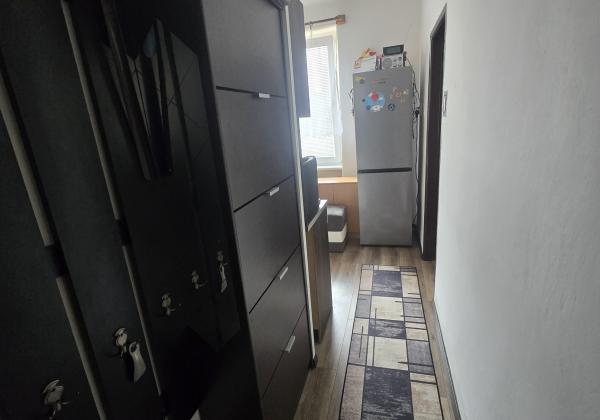 PREDAJ: 2-izbový byt s balkónom – Valaská, Hronská ulica