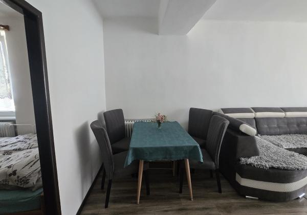 PREDAJ: 2-izbový byt s balkónom – Valaská, Hronská ulica