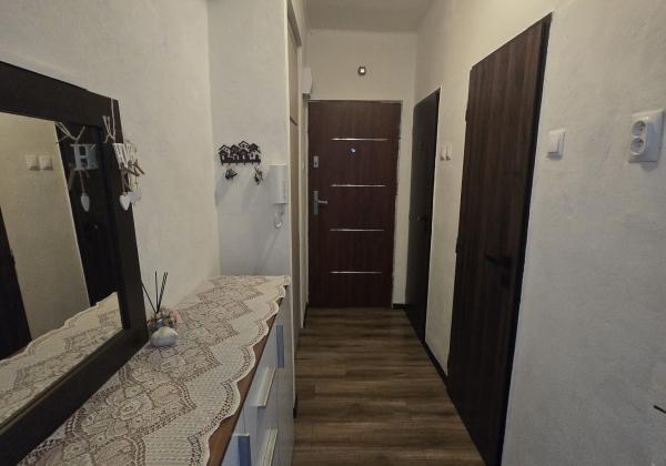 PREDAJ: 2-izbový byt s balkónom – Valaská, Hronská ulica