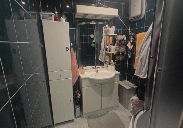 DOMOV, KDE DÝCHA DREVO: PRIESTRANNÝ 2-IZBOVÝ BYT (64 m²) – UL. RÁZUSOVA