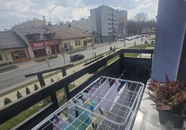 DOMOV, KDE DÝCHA DREVO: PRIESTRANNÝ 2-IZBOVÝ BYT (64 m²) – UL. RÁZUSOVA