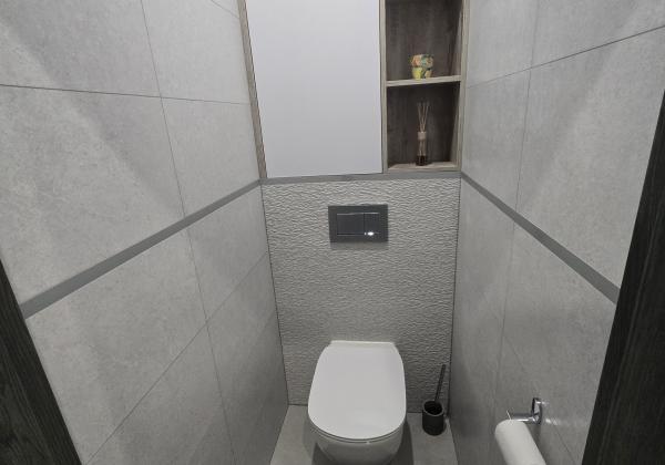 Rezervované - MODERNÝ A SLNEČNÝ: Kompletne zrekonštruovaný 1-izbový byt s loggiou v Brezne