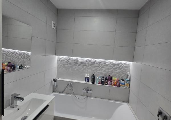 Rezervované - MODERNÝ A SLNEČNÝ: Kompletne zrekonštruovaný 1-izbový byt s loggiou v Brezne