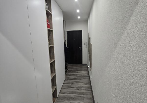 Rezervované - MODERNÝ A SLNEČNÝ: Kompletne zrekonštruovaný 1-izbový byt s loggiou v Brezne