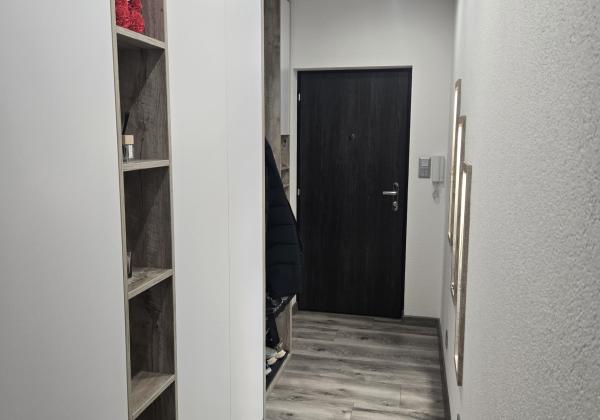 Rezervované - MODERNÝ A SLNEČNÝ: Kompletne zrekonštruovaný 1-izbový byt s loggiou v Brezne