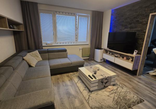 Rezervované - MODERNÝ A SLNEČNÝ: Kompletne zrekonštruovaný 1-izbový byt s loggiou v Brezne