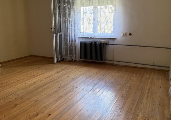 ZNÍŽENÁ CENA - Priestranný rodinný dom s veľkou záhradou - Lopej