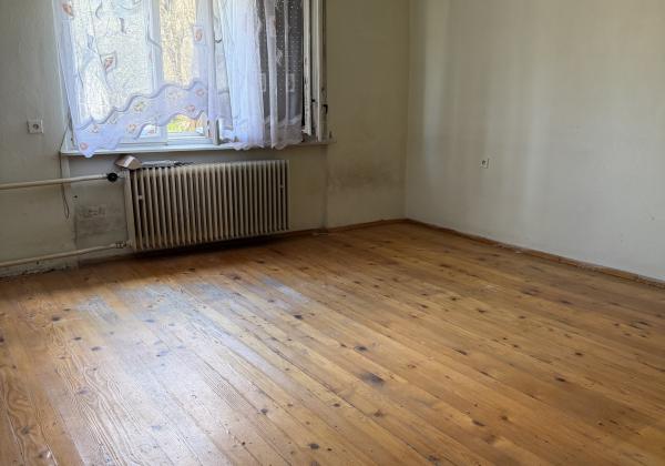 ZNÍŽENÁ CENA - Priestranný rodinný dom s veľkou záhradou - Lopej