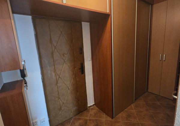 Prenájom - 1-izbový byt s 2 loggiami v centre Brezna