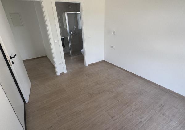 Chorvátsko - Novostavba domu s bazénom pri krásnej pláži v Privlake