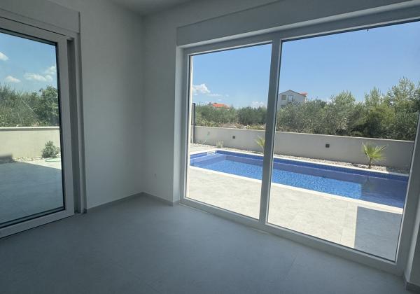 Chorvátsko - Novostavba domu s bazénom pri krásnej pláži v Privlake
