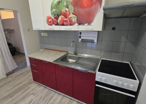 REZERVOVANÝ - Prenájom - 1 izbový byt - balkón - plne vybavený po rekonštrukcii - VALASKÁ