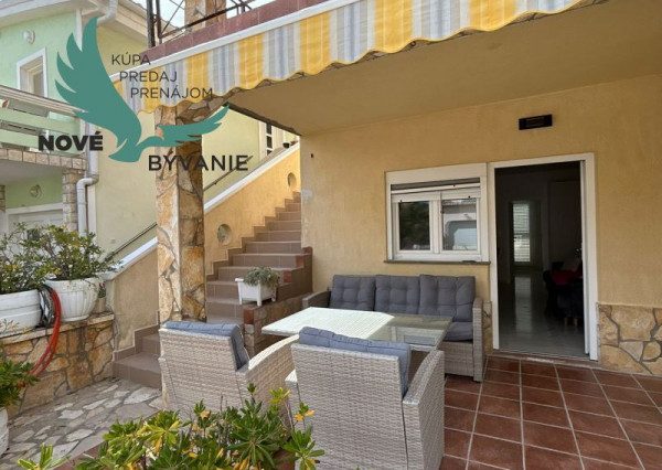 Na predaj dom 2x apartmán len 80m od mora v Chorvátsku